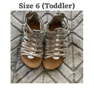 Old Navy Gladiator Silver Sandals Toddler Size 6 Zip